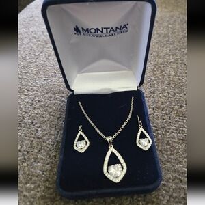 Montana Silversmiths Ladies Cradled Heart Jewelry Set Necklace JS3032